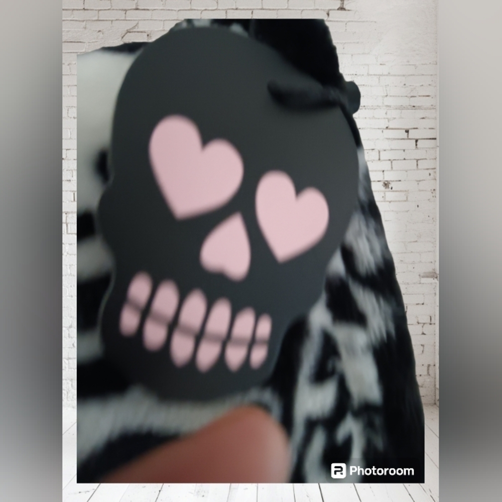 Betsey Johnson Skull Plush Throw Blanket 50 x 70 NWT - Picture 3 of 10